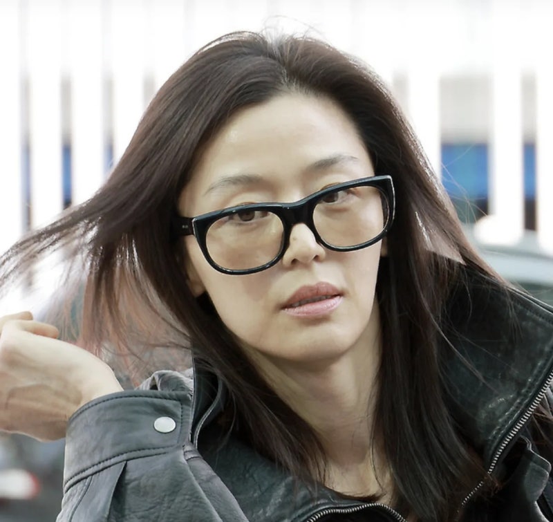 "쌩얼인데 이 정도라고?" 전지현 공항패션 생로랑 풀착에 난리 났다