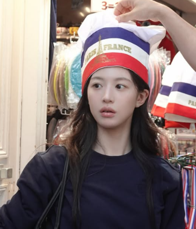 “샤넬백보다 얼굴만 보이네”…맨투맨 입고 파리 누빈 30대 여배우