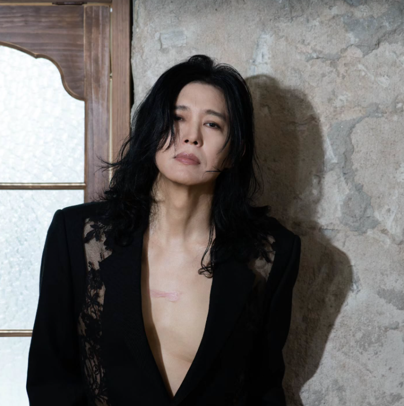 양준일 57세 파격 시스루 근황, 맨살에 레이스 재킷 ‘여전한 패션 감각’