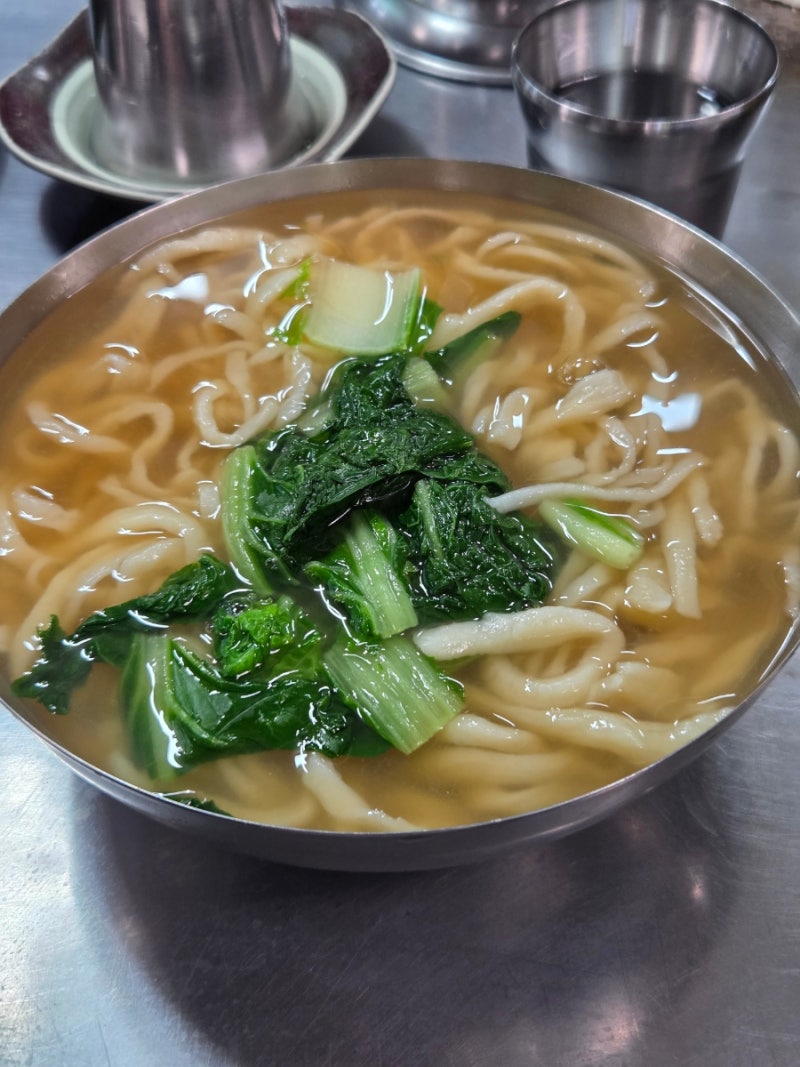 [대구 맛집] 서문시장 필수 코스! 깊은 국물과 쫄깃한 면발의 '명신손칼국수' 솔직 후기
