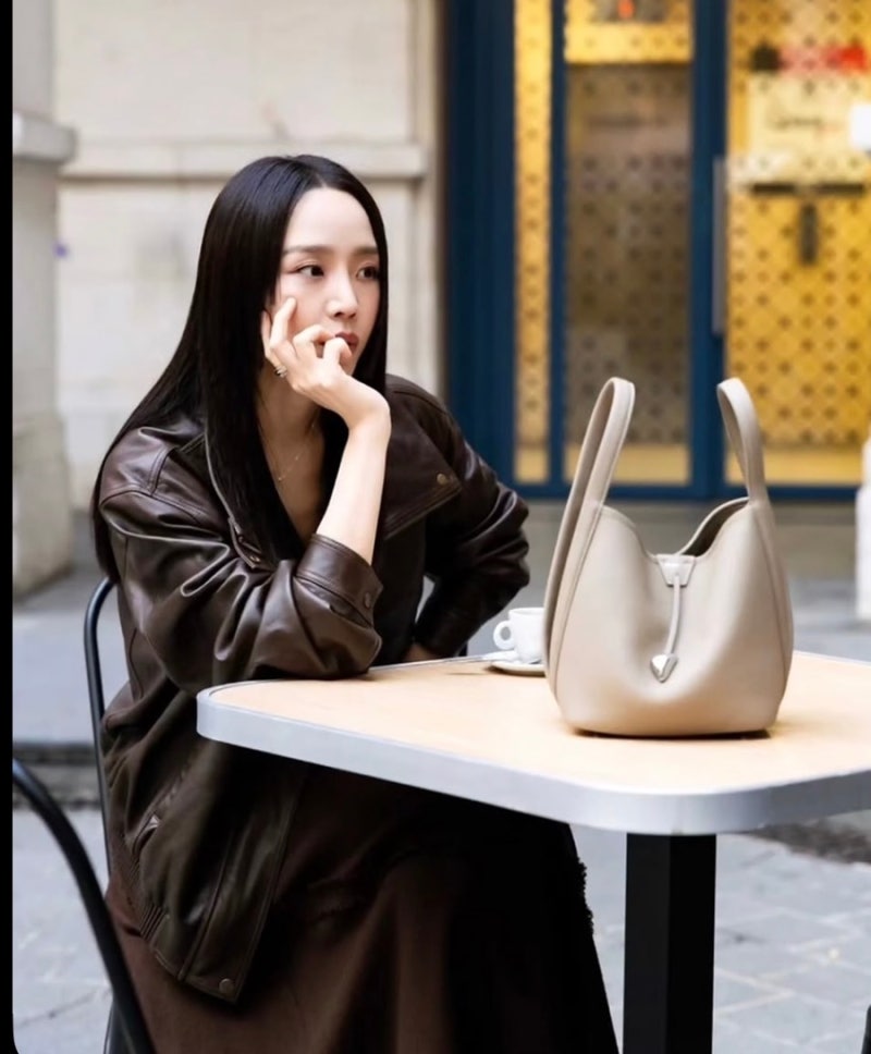 신혜선 가을패션, 이렇게 늘씬했나 브라운 레더 재킷에 롱스커트까지