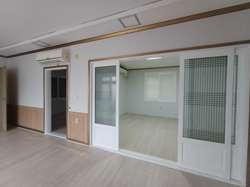 새로 도배·장판한 거실