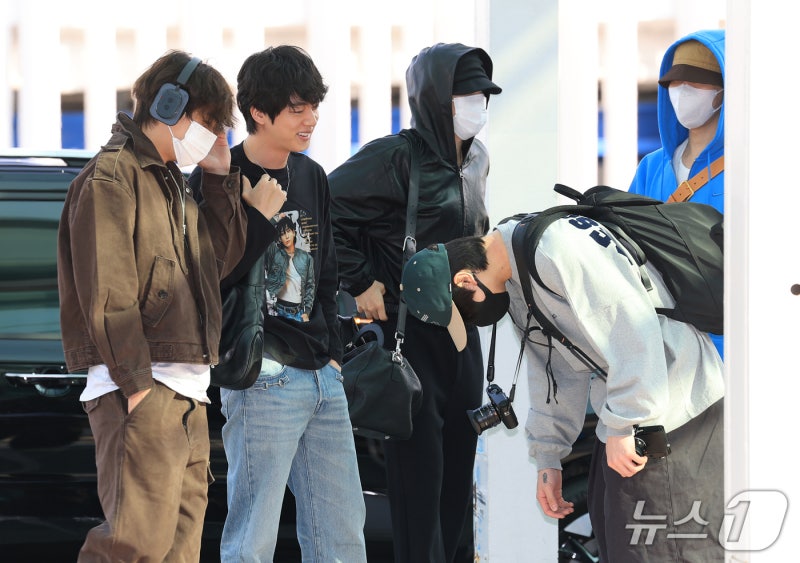 “왜 정국이 형한테 90도 인사?” BTS 진 공항패션, 티셔츠 확대해보니