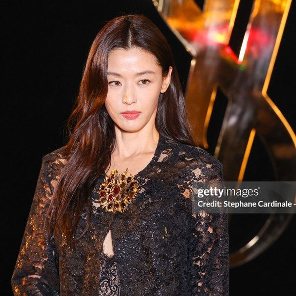 전신 시스루도 우아한 전지현 입생로랑쇼 룩