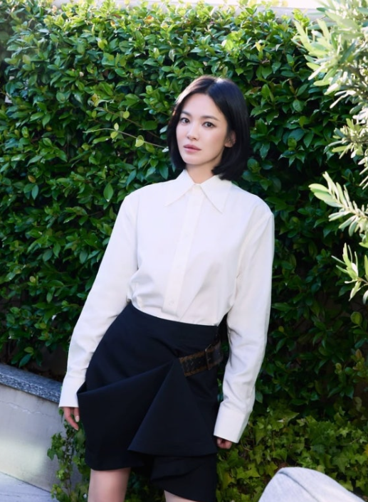Analysis of Song Hye-kyo's Sensible Yet Effortlessly Chic Styling: The 45-Year-Old's White Shirt Fashion