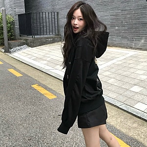 여친룩 완벽하게 보여준 최희진 송지오x디즈니 후드집업 가디건