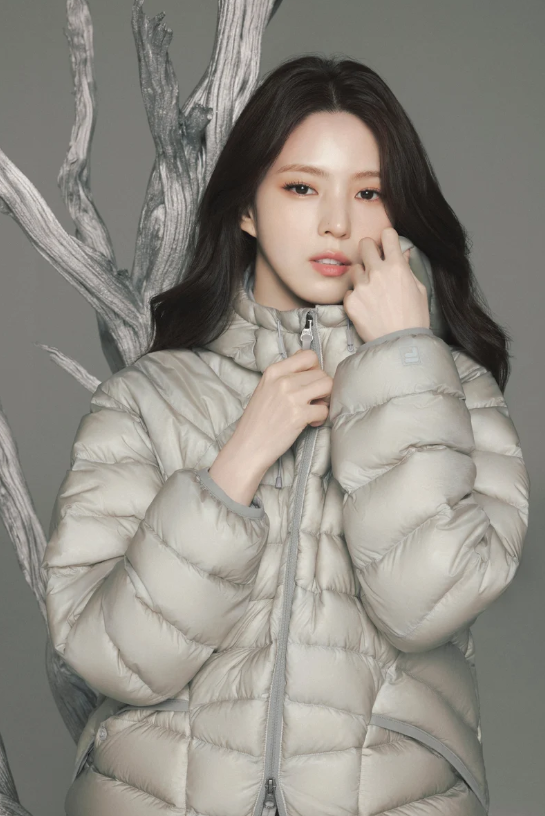 "이게 한소희 패딩이라고?" 손나은 류혜영 차정원까지 입은 요즘 뜨는 경량패딩의 정체