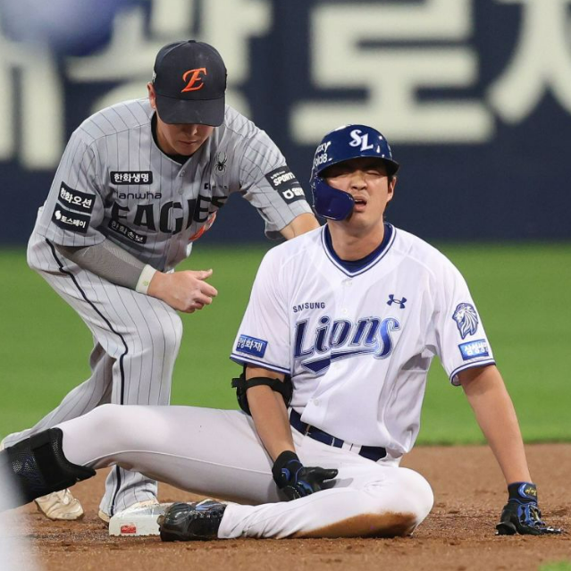 "진짜 삼성 비상!!!! 타율왕이 쓰러졌다" 구자욱 햄스트링 통증으로 1회 교체…가을야구 앞두....