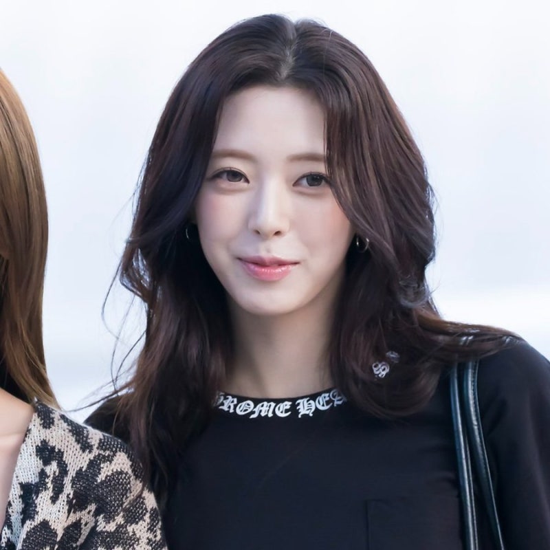 몸매 가릴수록 더 드러나는 비율? 있지 유나 140만원대 크롬하츠 코디