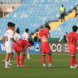 결국 뒤집었다! 한국축구, 중국에 0-1→2-1 역전승…배준호 ‘후반 37분 결승골’ AG 4연패까지 ....