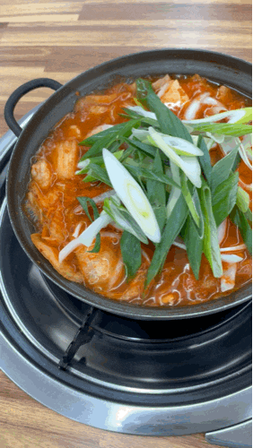 대구 월배역 가성비 맛집 24시 누름돌김치찌개 | 6,900원 생고기김치찌개 돈까스 후기