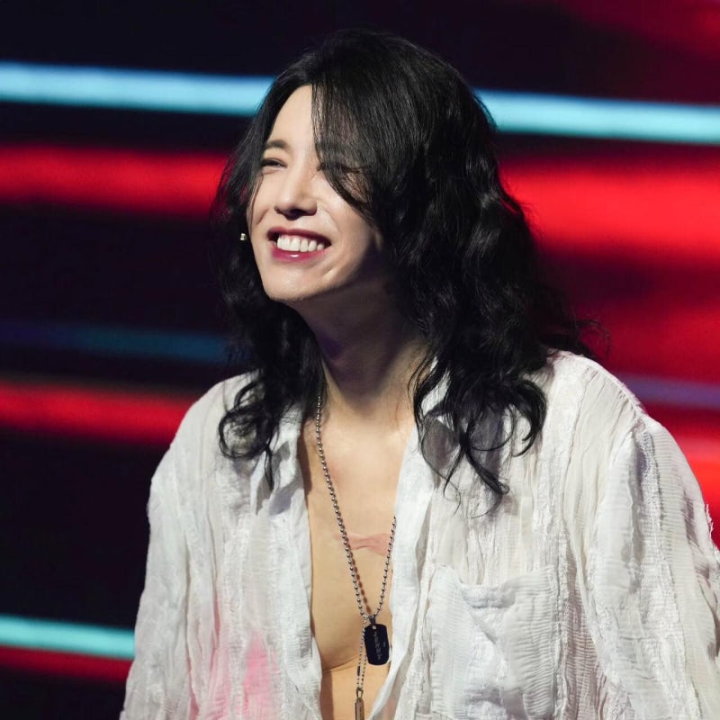 “57세 맞아?” 양준일, 맨살에 재킷 걸쳤다…지금 봐도 남다른 패션