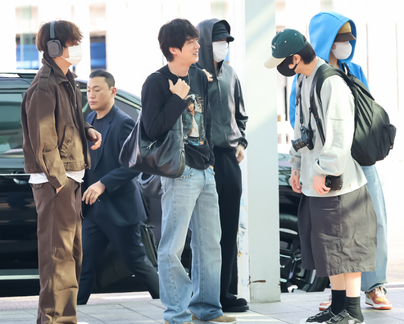 멋있게 차려입고 출국하는 줄 알았더니… BTS 진이 가슴팍에 정국 얼굴 새긴 사연