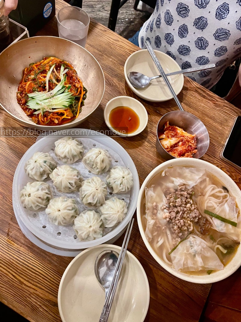 명동교자 본점 평일 점심 웨이팅 칼국수 만두 비빔국수 면추가 후기 김치가 미쳤어요