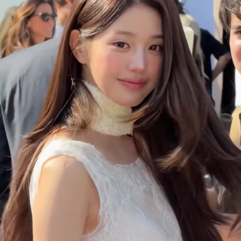 난해한 '샤워타올 스카프'도 살리더니.. CG 미모로 레전드 찍은 장원영 디올룩