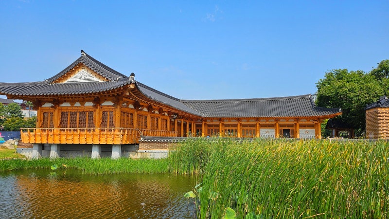 Deokjin Park, Jeonju: Yahomamkkeot Forest Playground, Forest Playground Library, Yeonhwajeong Library, and Parking