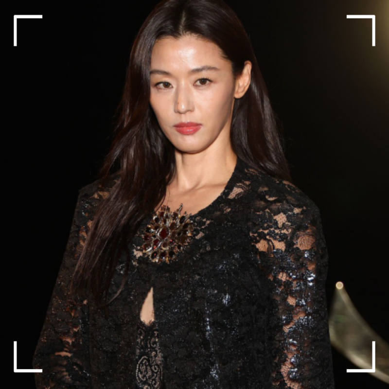 “전지현이 이런 옷을?” 파리서 선보인 전신 시스루 룩, 분위기 완전히 달랐다