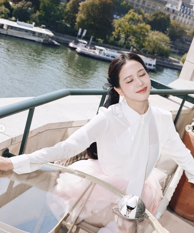 파리 패션쇼 현장 뒤집어놓은, 인간 디올 그 자체인 걸그룹 멤버의 핑크빛 드레스 룩
