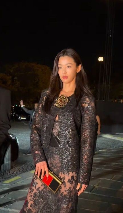 "이런게 진정한 시스루 패션..?" 파리 현지 취재진 미치게 만든 여배우 파격적인 드레스