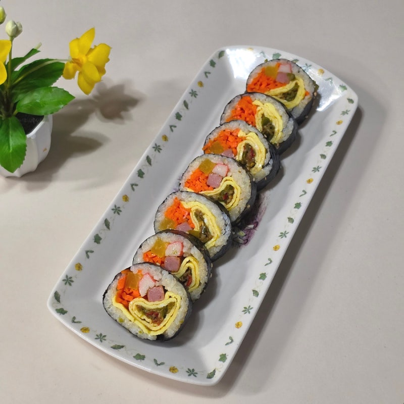 냉장고 남은 재료 버린다고요? 든든한 한 끼로 변신한 김밥