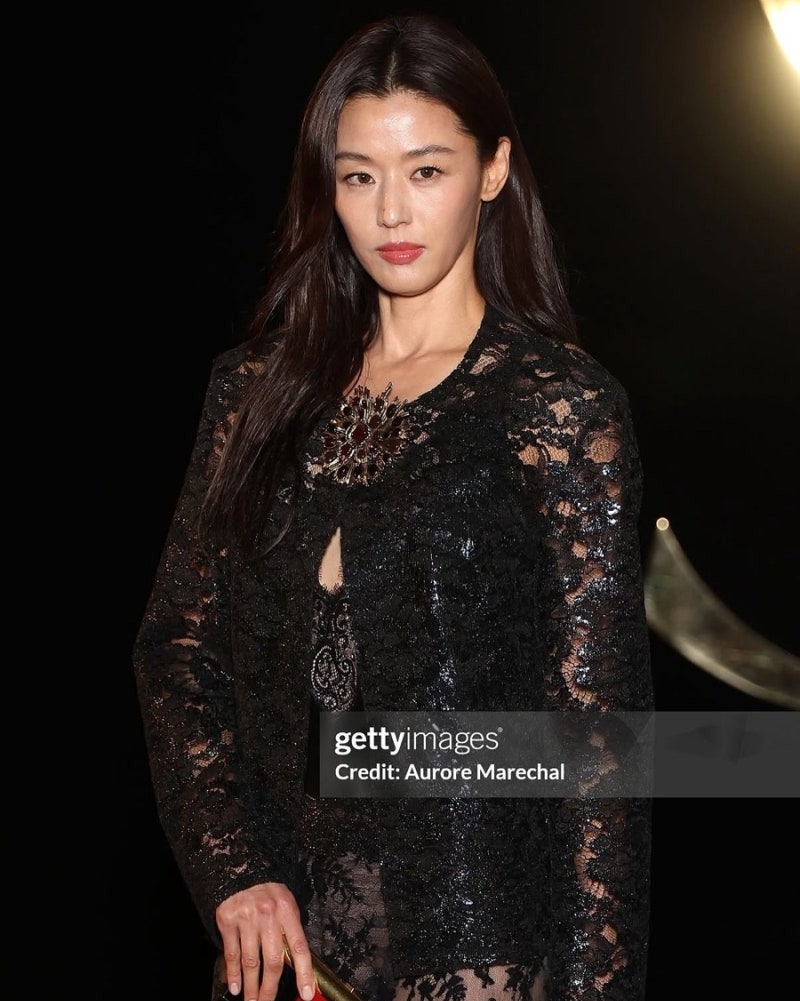 "차라리 벗은 줄 알았다" 파리 생로랑 컬렉션 전지현 파격 자태 ㄷㄷ
