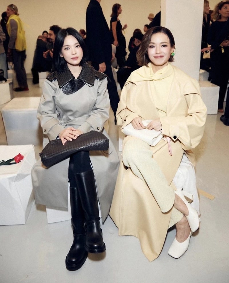 보테가 베네타 밀라노 쇼 빛낸 송혜교·서기 독보적 투샷! 1,400만 원대 트렌치코트 코디 & 가....