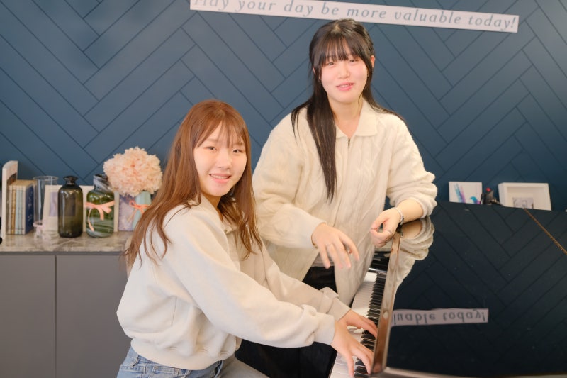 오늘은뮤직 잠실점 피아노 레슨실, 건반 앞에 앉아 연주하는 모습