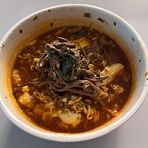 [더미식 장인라면]얼큰한맛-!  컵라면 계란두개(필수)면 요리가되는 미친맛. 추가로 고사리나....