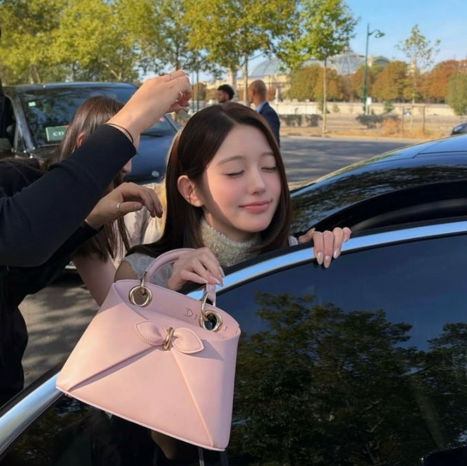 미우미우 계약 끝? 장원영 디올 패션, 역시 핑크가 찰떡｜공주 같은 시갈 백 코디