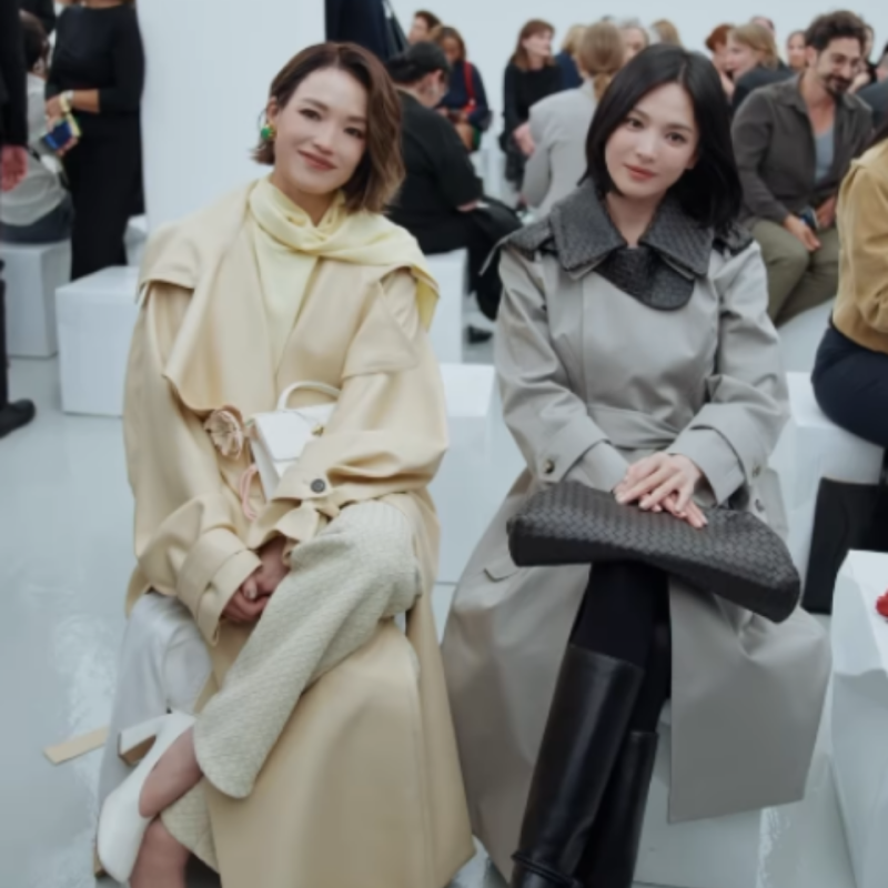송혜교와 나란히 앉은 50세 여배우 누구? 보테가 베네타 투샷 화제