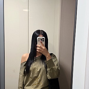 스컬프터 Boho Washed Off-Shoulder Tee 카키｜부담 없이 입기 좋은 오프숄더 티셔츠
