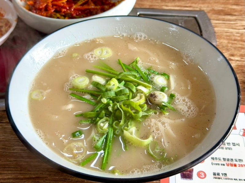 [부산 동구] 부산역 돼지칼국수 맛집 주렁박 돼지국밥과 수육무침 먹고 온 후기