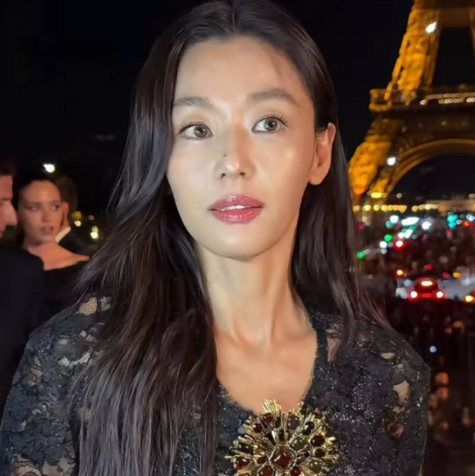 “시스루인데 야해 보이지 않아” 전지현이 2,645만원 생로랑룩을 소화한 방법