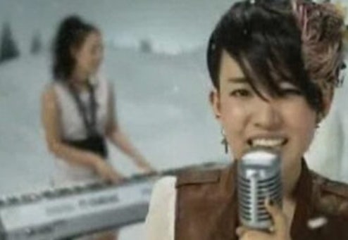 "윤하 뒤에서 피아노 치던 여고생이 김지원?" 18년 전 영상 다시 보니