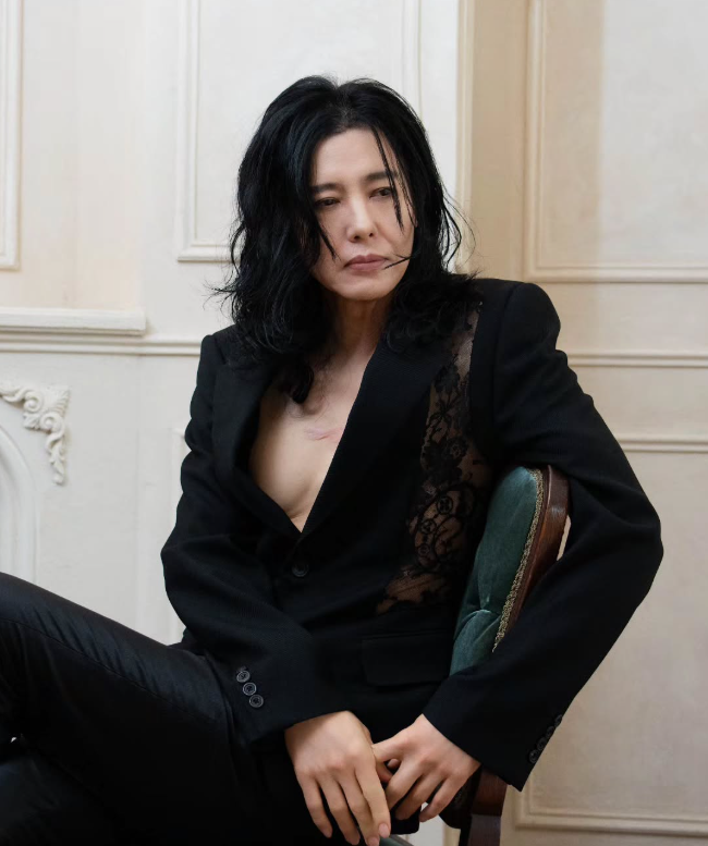 57세 양준일 장발 맨살 재킷에 화장까지? 충격적인 근황에 화제