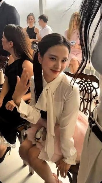 지수 장원영 디올쇼 투샷 파리를 완벽히 사로잡은 두 비주얼 퀸의 눈부신 만남