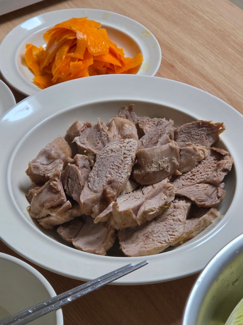 돼지사태 삶는법 잡내 없이 부드럽게 삶기｜맥주 대신 호로요이 한 캔 넣어봤어요