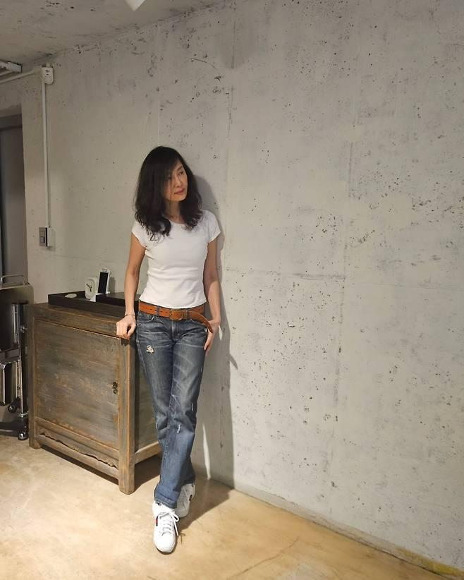 채시라 근황 공개…흰 티에 청바지만 입어도 우아한 58세 일상 ✨