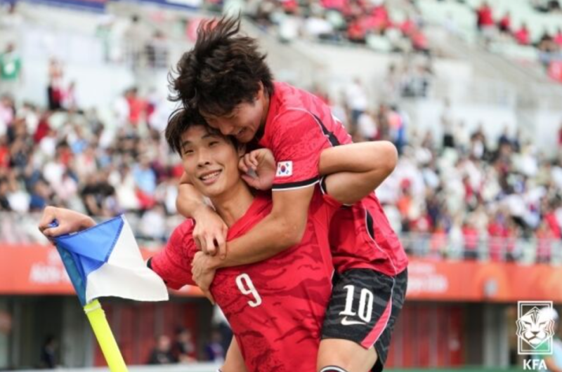 "0-1→2-1 뒤집었다" 한국 축구, 중국 꺾고 4연속 금메달 도전