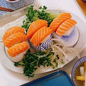 집에서도 전문점 맛 나는 연어초밥, 초대리 비율과 그릭요거트 타르타르소스 정리