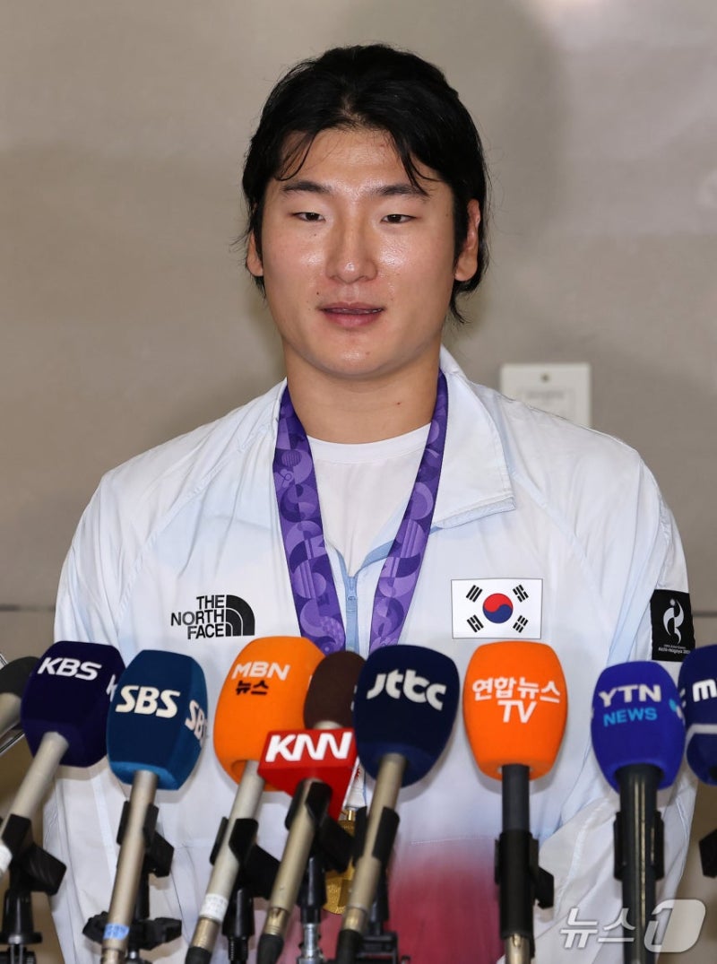 "한 구 한 구 정말 간절하게 던졌다.." 27세 국대 에이스, 3년 전 한 공도 못 던진 뒤 111구 역투....