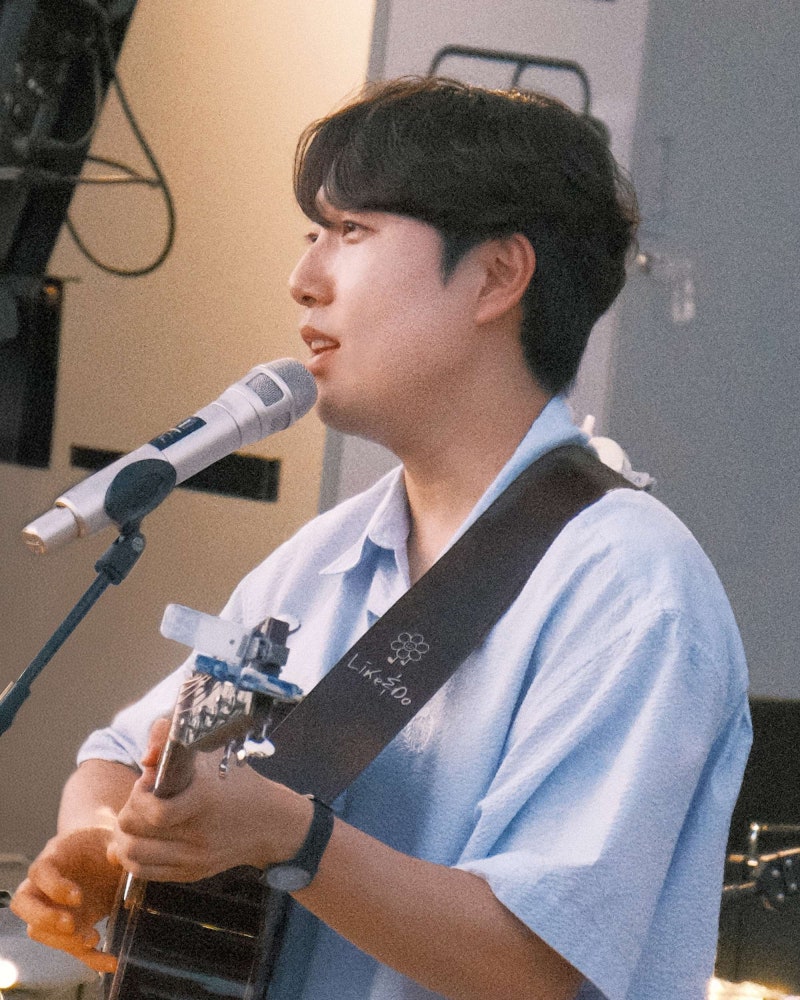 벚꽃 시즌의 감성 남신 장범준의 사주 – 일생을 담은 가사의 비결
