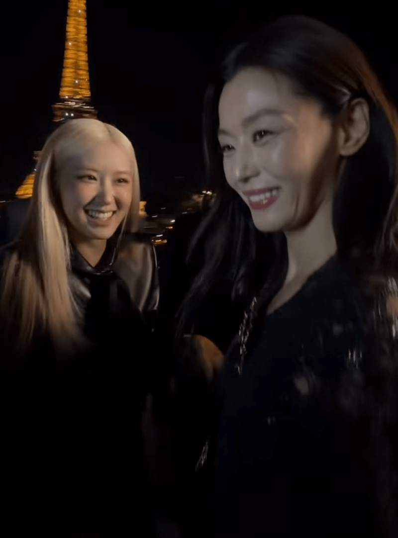 에펠탑 아래서 손 꼭 잡은 로제, 전지현 앞에서 터진 함박웃음…7년 전 첫 생로랑 쇼부터 이....