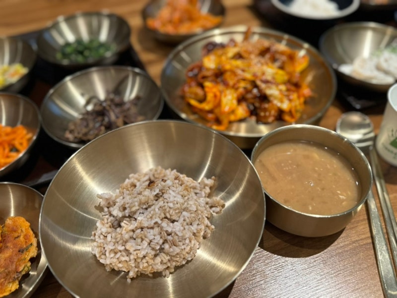 인천 송도 현대아울렛 푸짐한 한식 맛집 사월에보리밥 청밀당