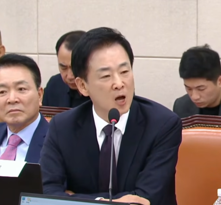 "무인 지뢰 제거 로봇 왜 안 썼나" 유영하 의원 샤우팅에 강신철 국방부 장관 "지형상 투입 불....