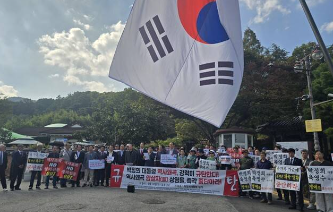 “영화 내려라” 결국 집단 반발까지…‘암살자(들)’ 대체 무슨 내용이길래