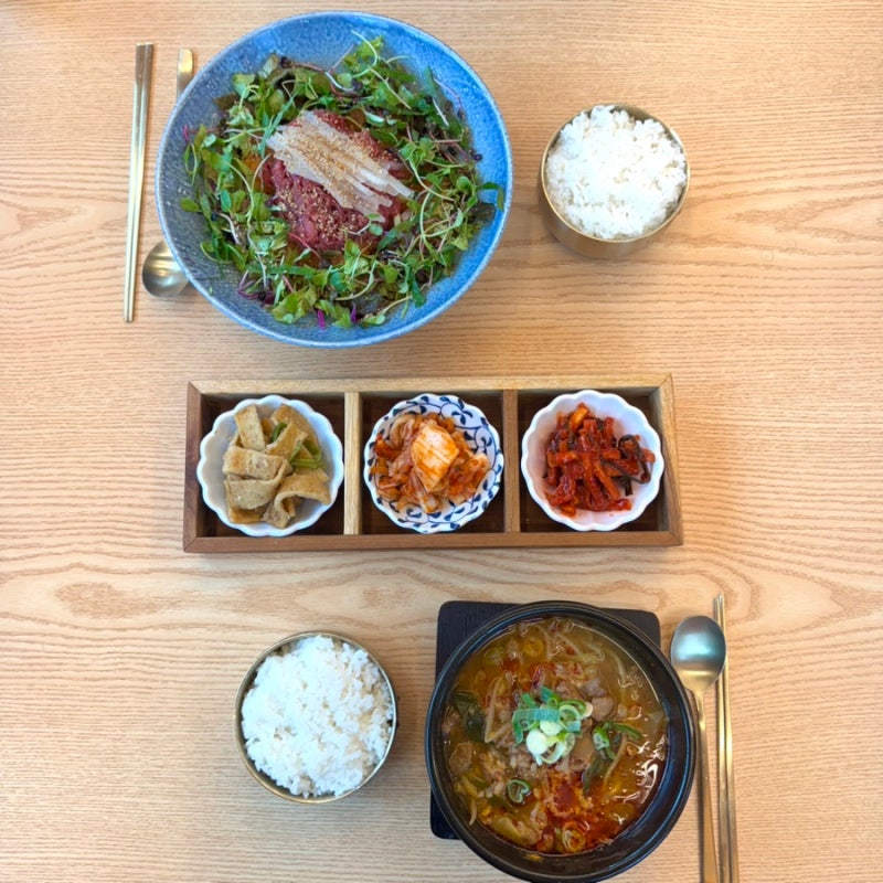 慶州ファンリダンギルのお食事処 | 韓屋で食べる韓牛クッパ＆ユッケムルフェの美味しい店「オンダム」