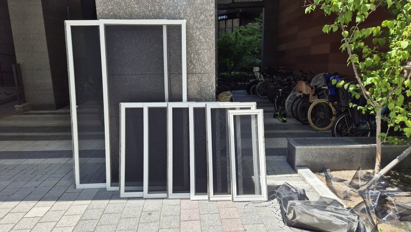 롤방충망 시공 가격, 창문 미닫이 현관 설치 방법 알아두세요