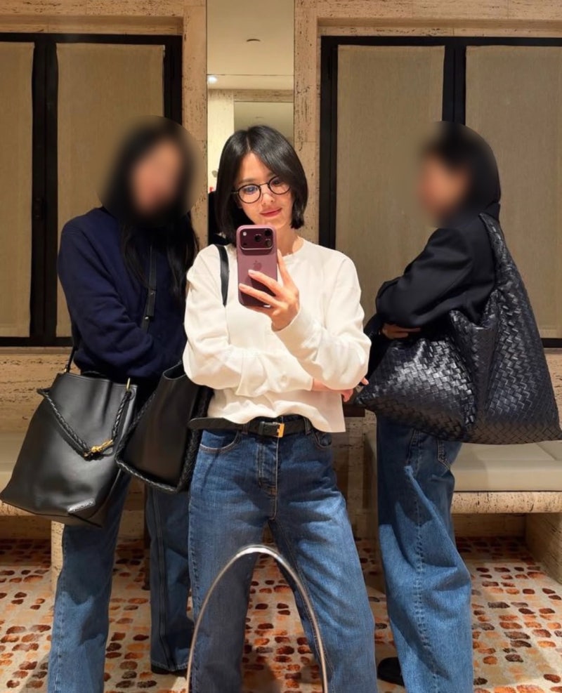 송혜교가 안경 하나로 완성한 ‘꾸안꾸’ 스타일