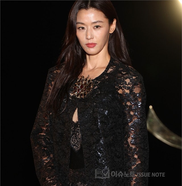 “역시 전지현..존재감 미쳤다” 해외 스타들의 시선까지 뺏아버린 45세 전지현
